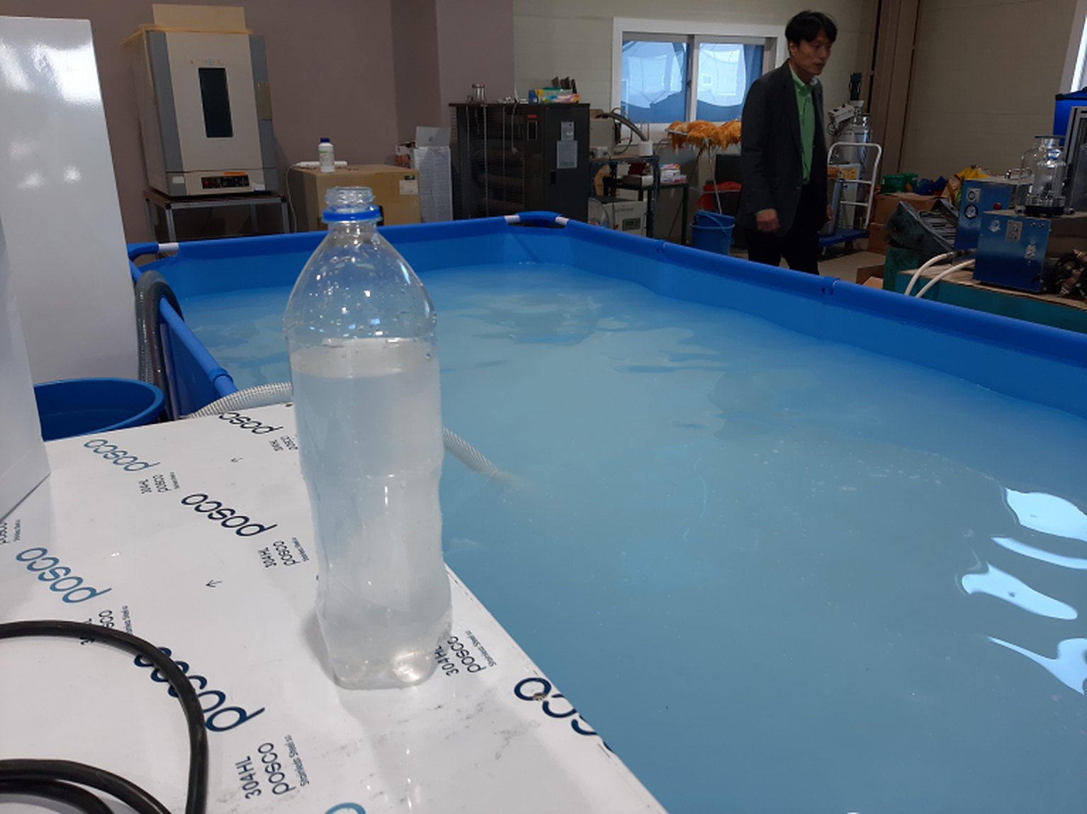파일럿 수조 나노버블 발생장치 운전 중 투명하게 유지되는 물 시료